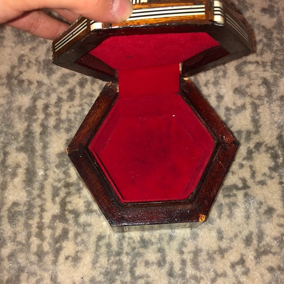 Hexagon shaped wooden box - Picture 2 of 7